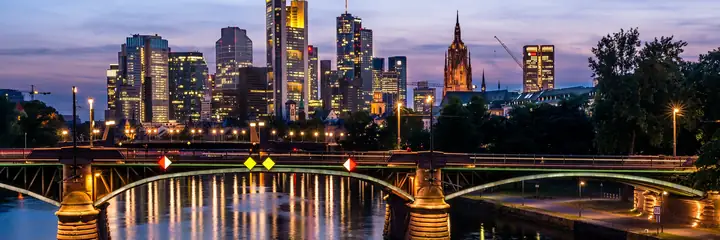 Die Frankfurter Hochhäuser und die Ignatz-Bubis-Brücke über den Main am Abend