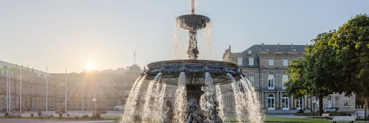 Springbrunnen auf dem Stuttgarter Schlossplatz vor dem Neuen Schloss